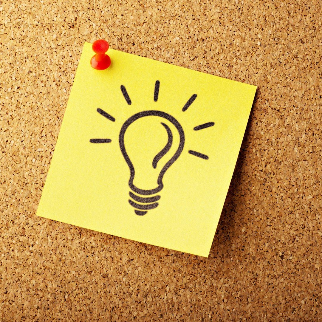 Gelbes Haftnotiz mit gezeichneter Glühbirne darauf. Hinweis auf News