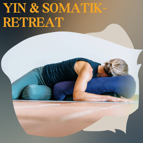 Frau meditiert entspannt, umgeben von Natur, mit Klangschale neben sich.