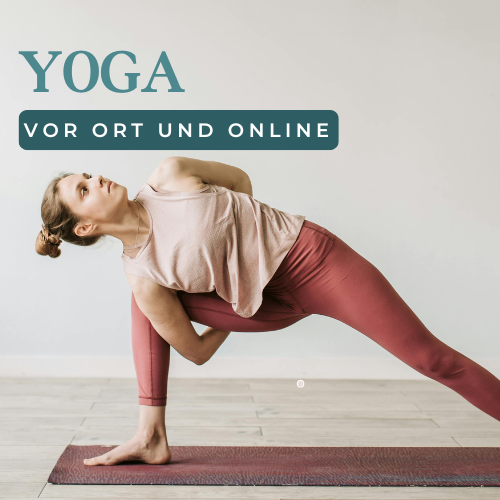 Frau im Schneidersitz nimmt im Wohnzimmer am Online Yoga Kurs teil mit ihrem Laptop