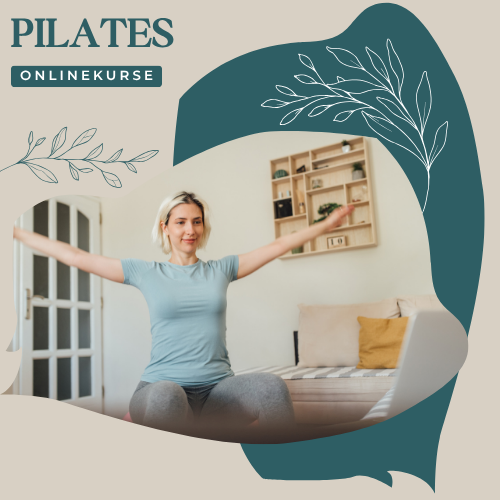Frau im Sitzen nimmt im Wohnzimmer am Online Pilates Kurs teil und hat die arme nach oben ausgestreckt