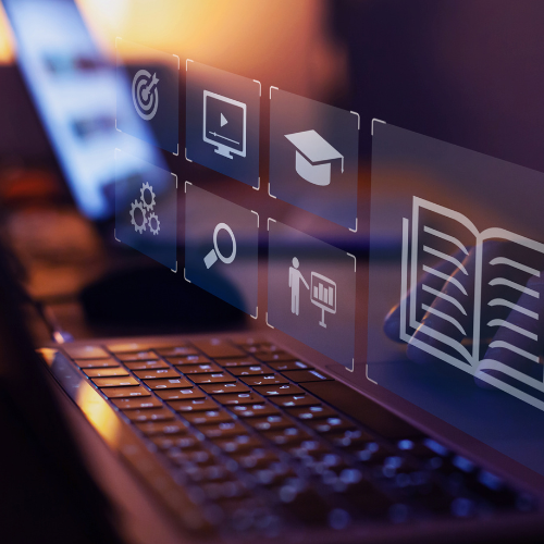 Symbolische Darstellung von digitalen Lern- und Medieninhalten auf einem Laptop.