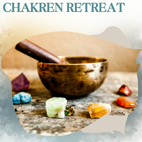 Frau entspannt im Freien, umgeben von Natur, mit Meditationsutensilien.