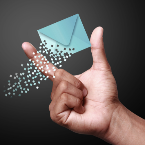 Eine Hand, die einen Briefumschlag mit glitzerndem Inhalt abstrahiert.