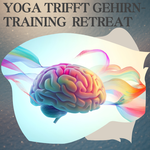 Frau in entspannter Position auf einer Yogamatte mit Kissen während eines Retreats.