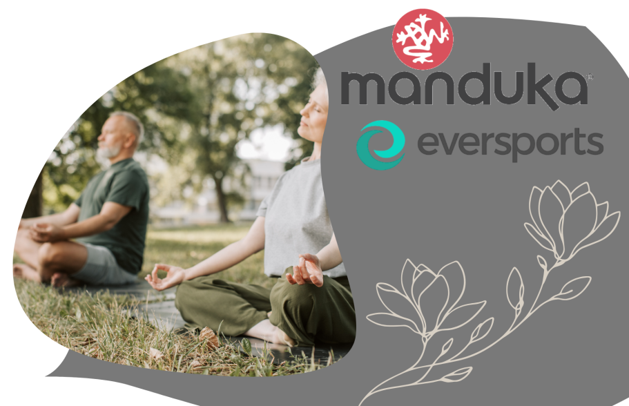 Zwei Personen meditieren im Freien, umgeben von Natur. Logos von Manduka und Eversports.